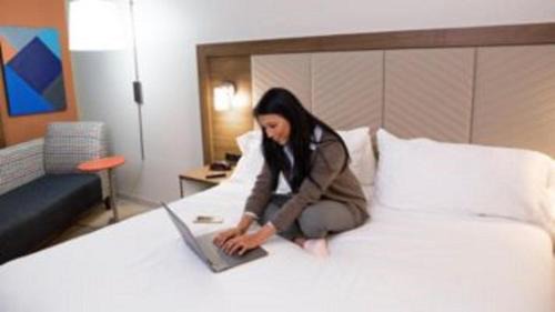 Pimpri Colony Hotel | Holiday Inn Express Pune Pimpri by IHG