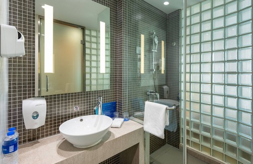 Baoshan Hotel | Holiday Inn Express Shanghai Gongkang by IHG