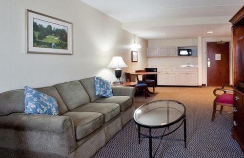 Newport News Hotel | Holiday Inn Express & Suites Newport News by IHG