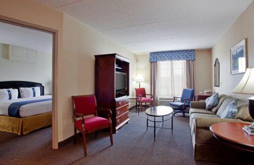 Newport News Hotel | Holiday Inn Express & Suites Newport News by IHG