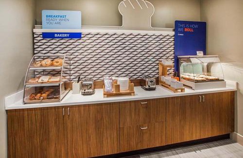 Toddville Road Hotel | Holiday Inn Express & Suites - Charlotte Airport by IHG