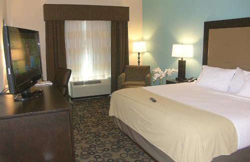Cleveland Hotel | Holiday Inn Express & Suites - Cleveland Northwest by IHG