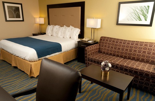 Normal Hotel | Holiday Inn Express & Suites Bloomington - Normal by IHG