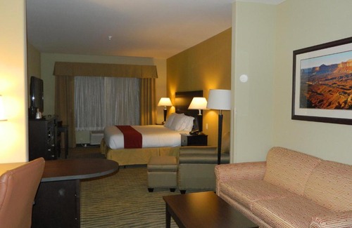 Gallup Hotel | Holiday Inn Express & Suites Gallup East by IHG