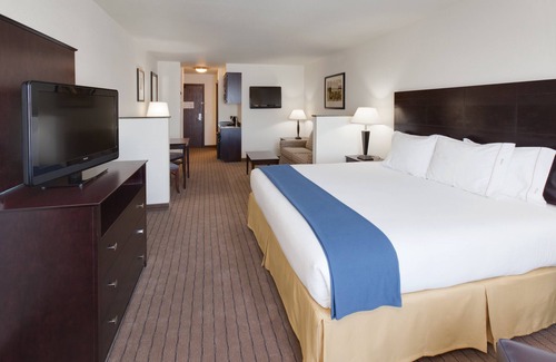 Chalco Hotel | Holiday Inn Express & Suites Omaha I-80 by IHG