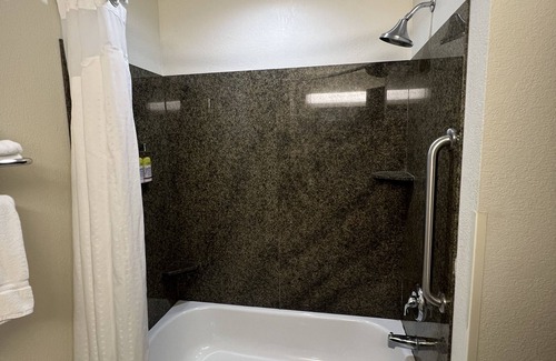 Chalco Hotel | Holiday Inn Express & Suites Omaha I-80 by IHG