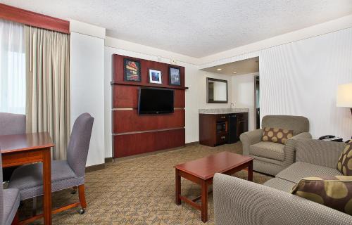 Bowling Green Hotel | Holiday Inn University Plaza-Bowling Green by IHG