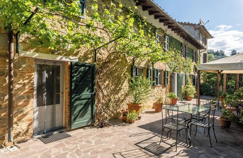 Nozanno Apartment | Holiday Studio 'Abbacca-là Appartamento 2' with Shared Pool and Wi-Fi
