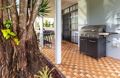 Tin Can Bay House | Holiday this beautifully renovated pet freindly home with views!