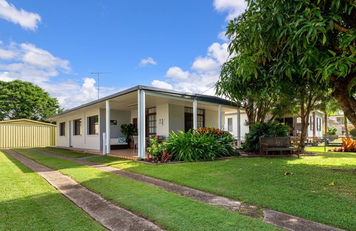 Tin Can Bay House | Holiday this beautifully renovated pet freindly home with views!