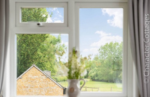 Sibford Gower Cottage | HOLLY COTTAGE (MIDDLE TYSOE), pet friendly, with open fire in Tysoe