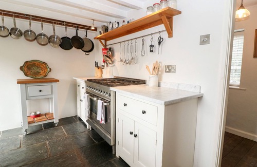 Minster Lovell Cottage | HOLLY COTTAGE, pet friendly, with open fire in Minster Lovell