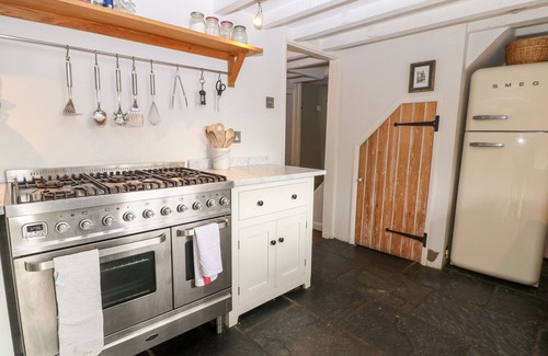 Minster Lovell Cottage | HOLLY COTTAGE, pet friendly, with open fire in Minster Lovell