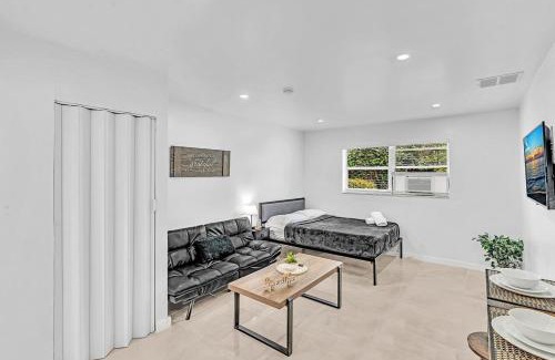 Little Ranches House | Hollywood Beach Boutique Vacation Studio Lb4