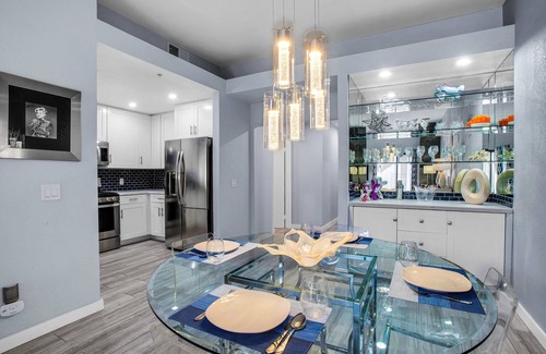 Canyon Sands Condo | Hollywood Glam Hideaway