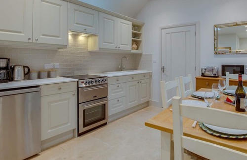 Ipswich House | Holmwood Lodge - Two Bedroom House, Sleeps 3