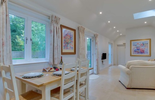 Ipswich House | Holmwood Lodge - Two Bedroom House, Sleeps 3