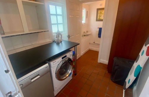Holt House | Holt, Wrexham nr Chester, welcoming, historical, 3 dbl bedrooms S/C