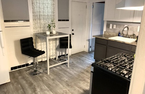 Orange House | Home Away From Home - CoMfy & Private 1 Bedroom !