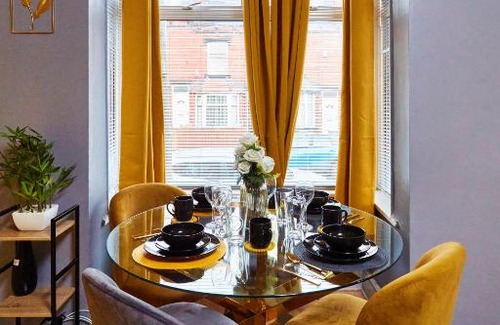Beeston House | Home away from Home Entire 2 bedroom house