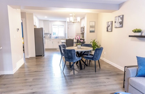 Southwest Edmonton House | Home away from home with Wifi, Netflix, Disney+ and lots of amenities!