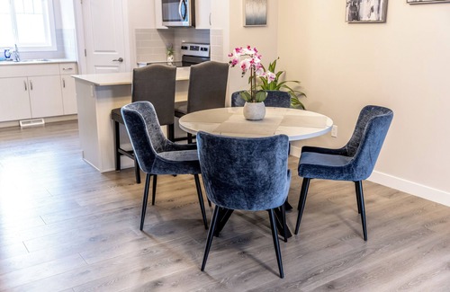 Southwest Edmonton House | Home away from home with Wifi, Netflix, Disney+ and lots of amenities!
