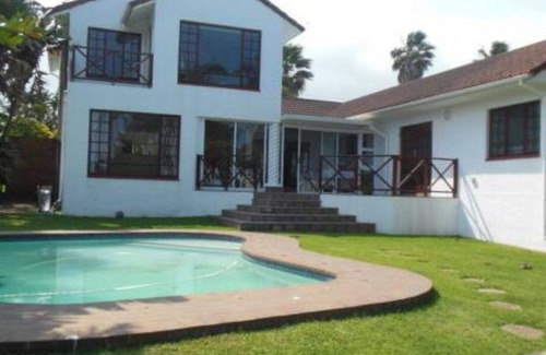 Gonubie House | Home away from Home 3 bed Holiday Home