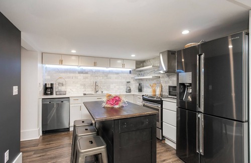 Antioch House | Home for 10 close to BNA & DOWNTOWN Nashville KING bed FENCED Patio BAR & Yard