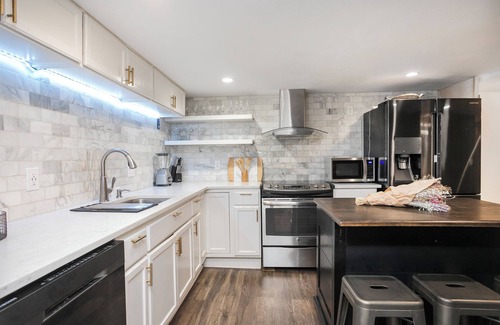 Antioch House | Home for 10 close to BNA & DOWNTOWN Nashville KING bed FENCED Patio BAR & Yard