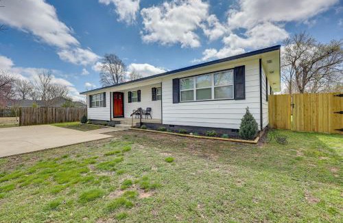 Downtown House | Home Grassy Yard, Walk to Bentonville Square