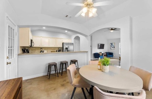 East MLK House | Home in East Austin - 4 Bedroom | Large Yard