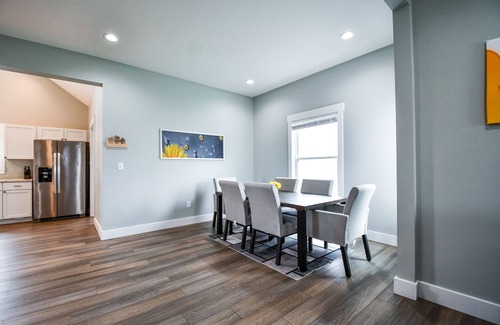 Vandalia House | Home w/King Suite 4 Mins to DAY Airport