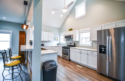 Vandalia House | Home w/King Suite 4 Mins to DAY Airport
