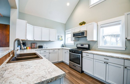 Vandalia House | Home w/King Suite 4 Mins to DAY Airport