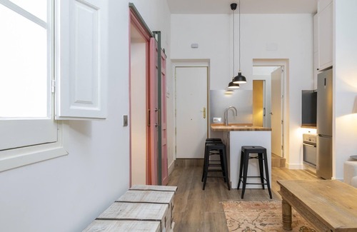 Almenara Apartment | Homeabout Plaza de Castilla Apartment IV