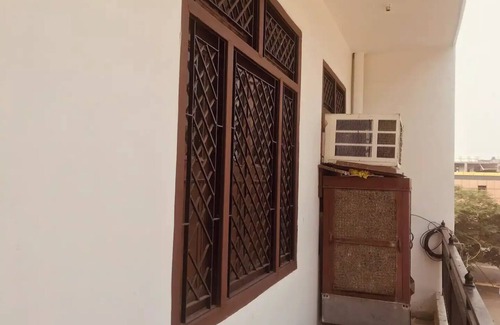 Kanpur House | Homely Feel 2 bedroom holiday home with Balcony