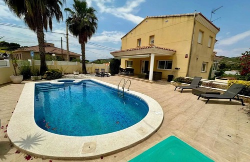 Borriol Villa | Homerez - Spacious Villa with Pool in Vall d'Umbri