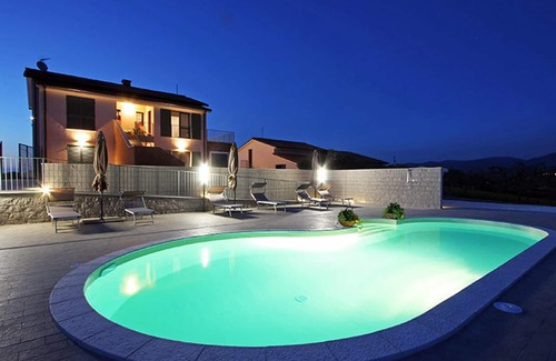Montecastrilli Apartment | Homerez - Appartement for 4 ppl. with shared pool and garden at Montecastrilli