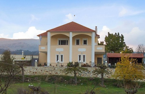 Vlachokerasia House | Homerez - Charming House with Mountain View in Manthirea