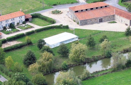 Moutiers-Sous-Chantemerle House | Homerez - Moncoutant house with pool