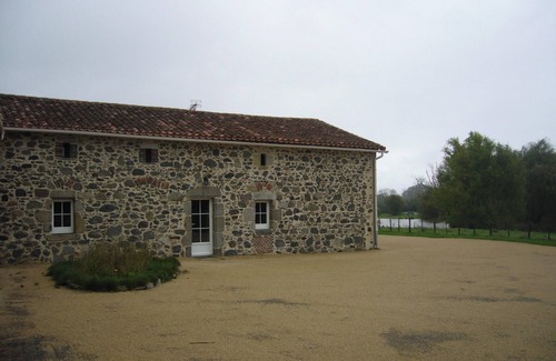 Moutiers-Sous-Chantemerle House | Homerez - Moncoutant house with pool