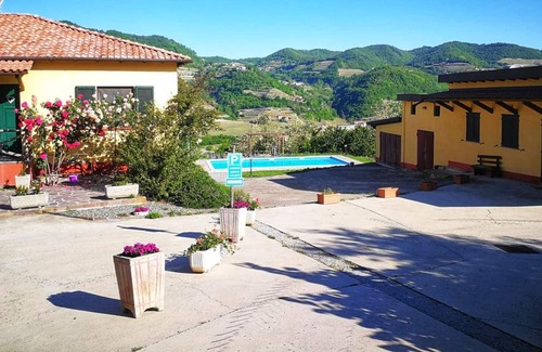 Vesime House | Homerez - Nice house for 4 ppl. with shared pool, terrace and balcony at Vesime