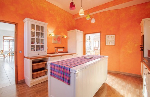 Saint-Cyr-sur-Loire Villa | Homerez - Refined Villa in Saint-Cyr-sur-Loire with Private Pool