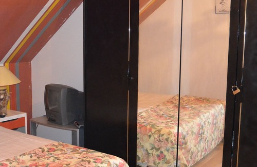 Jargeau House | Homestay, in a quiet subdivision