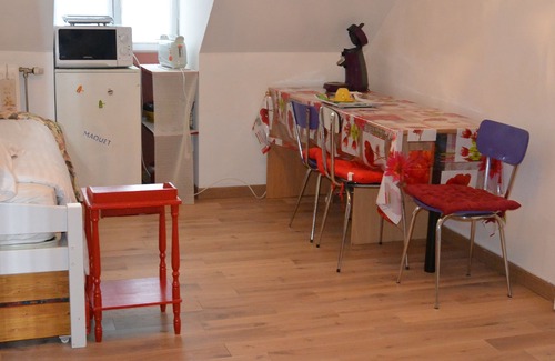 Jargeau House | Homestay, in a quiet subdivision