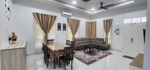 Kampung Beladau Selat House | Homestay Irdina Adryana Free Wifi