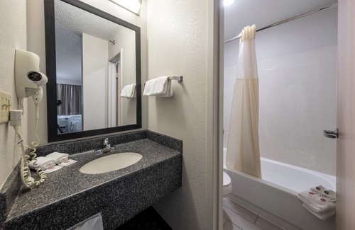 East Syracuse Hotel | HomeTown Inn by Red Roof East Syracuse