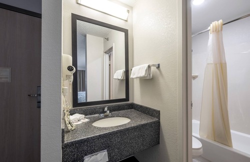 East Syracuse Hotel | HomeTown Inn by Red Roof East Syracuse