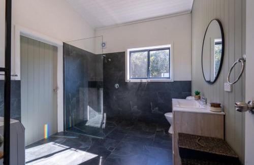 Pipeclay Apartment | Honeybreeze - Scenic riverfront country farm