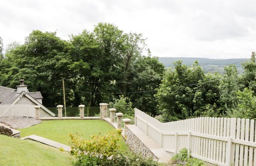 Brigsteer Cottage | HONEYPOT COTTAGE, family friendly, with open fire in Brigsteer